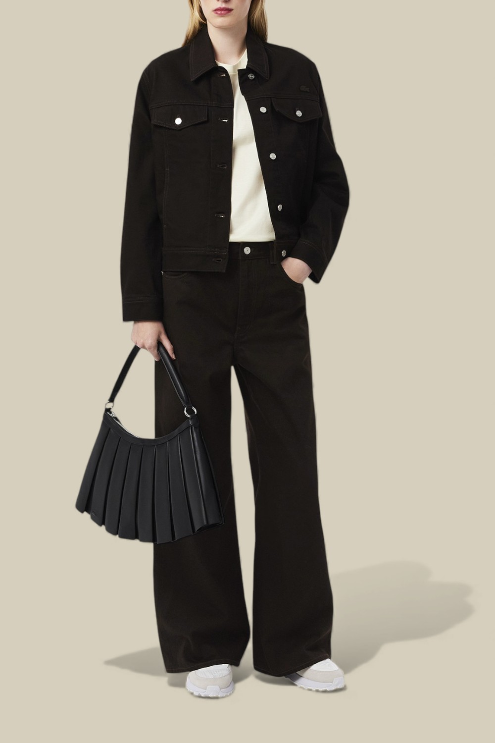 תמונת כל הלוק של מכנסי ג'ינס בגזרה רחבה